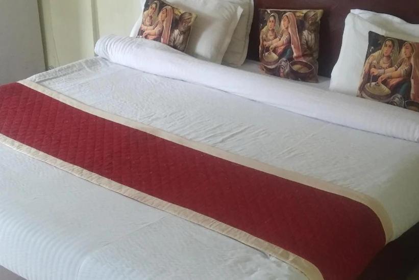 Hotel Surya Lake View Nainital Buitenkant foto