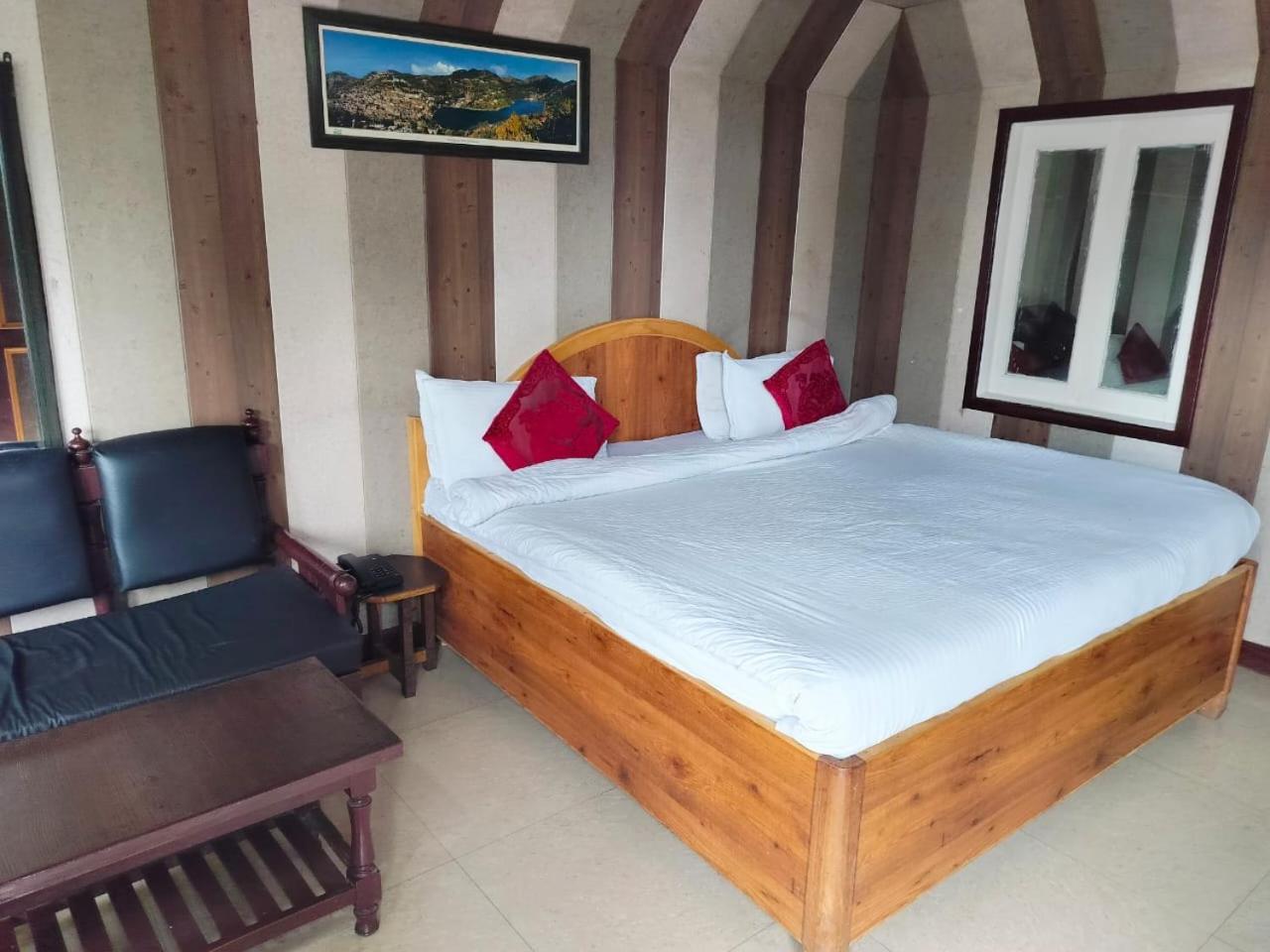 Hotel Surya Lake View Nainital Buitenkant foto