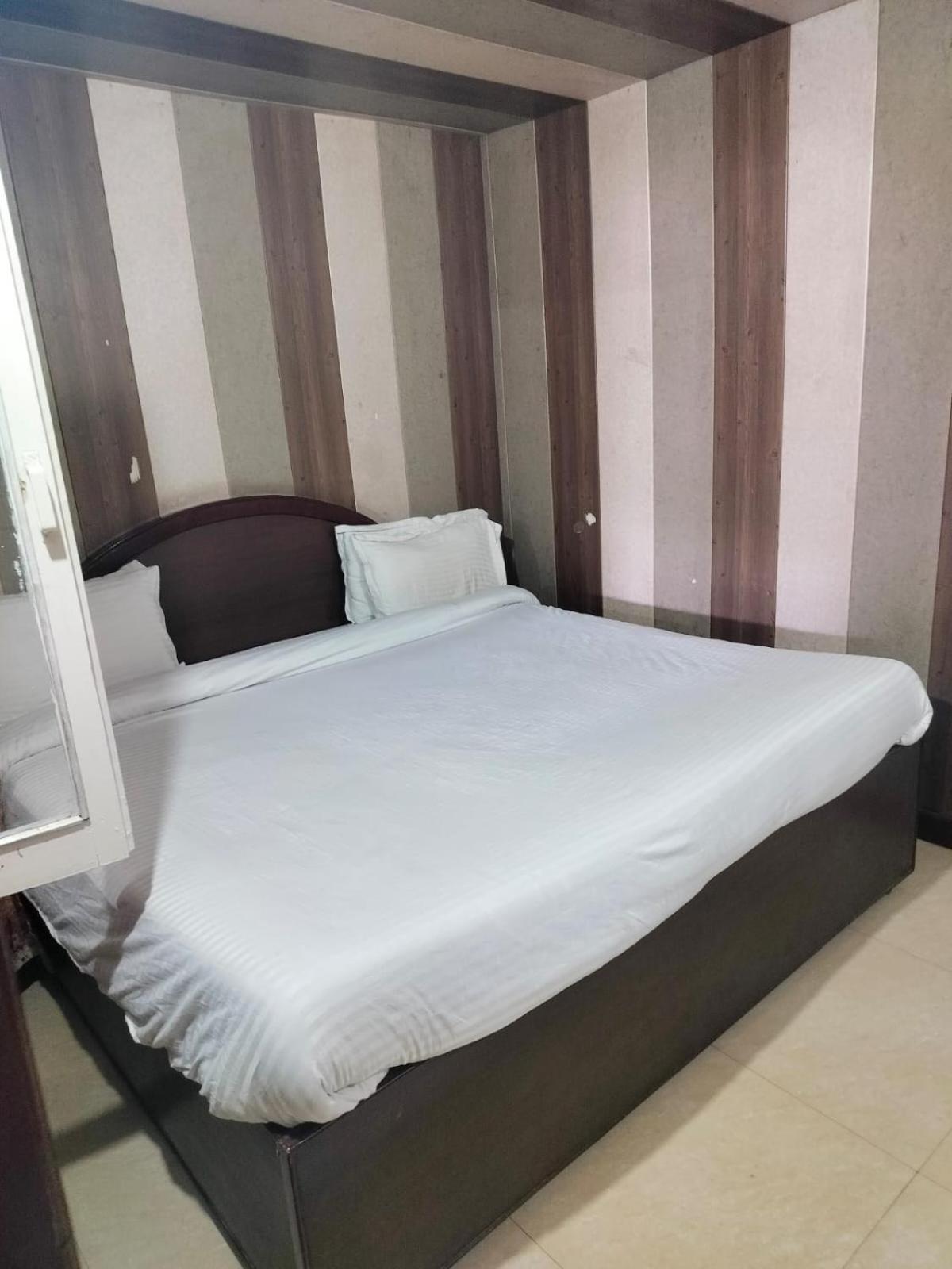 Hotel Surya Lake View Nainital Buitenkant foto