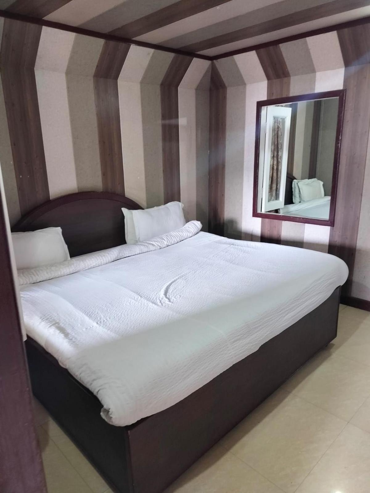 Hotel Surya Lake View Nainital Buitenkant foto